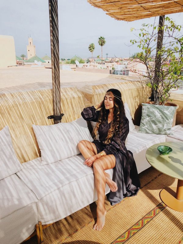 Le caftan noir et doré : élégance marocaine pour tous les jours